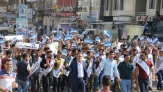 Des partisans de paramilitaires déferlent sur une place de Bagdad