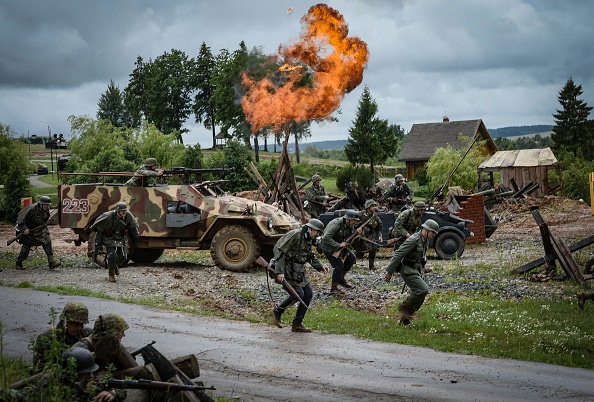 -Illustration- Les amateurs de reconstitution historique habillés en soldats de la Seconde Guerre mondiale participent à une bataille de reconstitution à l'extérieur de Minsk, la capitale du Bélarus, le 2 juillet. 2018. L'ancienne nation soviétique célèbre son jour de l'indépendance le 3 juillet en mémoire de la fin de l'occupation biélorusse par les troupes de l'Allemagne nazie. Photo de MAXIM MALINOVSKY / AFP via Getty Images.