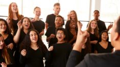 La chorale du lycée surprend le public avec la performance hilarante de la pop star coréenne « Horse Dance »