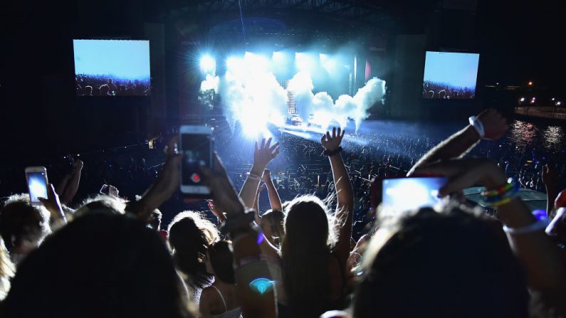 Les festivaliers assistent à une représentation au Jones Beach Theatre le 19 août 2018 à Wantagh, New York. (Photo de Theo Wargo / Getty Images pour Billboard)
New York  
