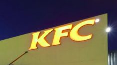 On se moque d’un couple en ligne pour s’être fiancé au KFC – des entreprises s’engagent alors à financer leur mariage de rêve