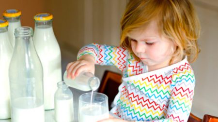 Une mère publie un avertissement: son bambin a été hospitalisé pour avoir bu «trop de lait de vache»