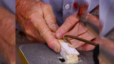 Un ancien combattant de 80 ans construit des centaines de jouets en bois pour les enfants dans le besoin à Noël