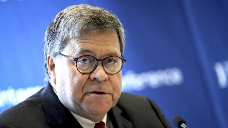 Le ministre de la justice des États-Unis, M. William Barr, attend de prendre la parole lors de la Conférence internationale sur la sécurité cybernétique à la faculté de droit de l'université Fordham, le 23 juillet 2019 à New York. (Drew Angerer/Getty Images)