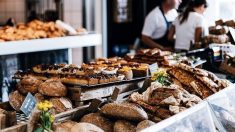 La poubelle d’une boulangerie déborde de morceaux de pain et indigne les internautes