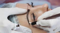 Après un maquillage permanent des sourcils, une femme est marquée à vie avec d’horribles cicatrices