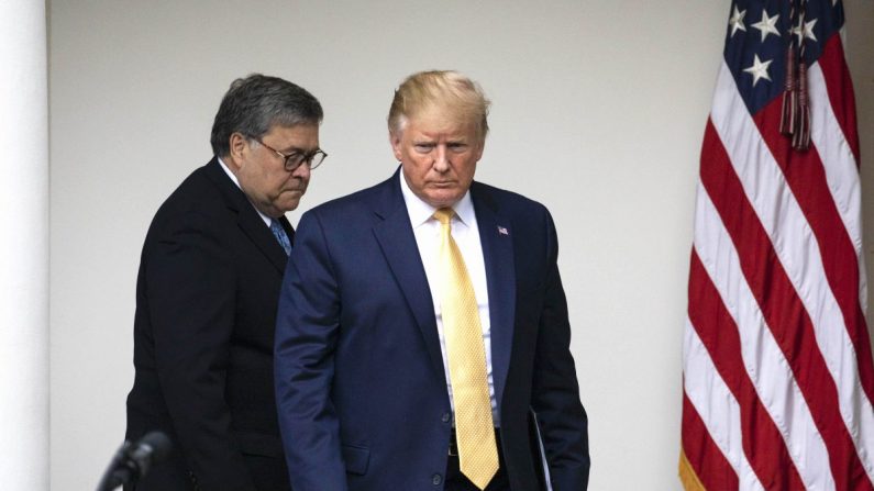 Le président Donald Trump et le procureur général William Barr quittent le bureau ovale pour annoncer une action exécutive visant à concilier la citoyenneté américaine, au White House Rose Garden à Washington, le 11 juillet 2019. (Charlotte Cuthbertson/The Epoch Times)