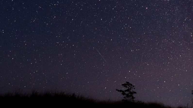 Photographie prise en décembre 2018 montrant une météorite traversant le ciel nocturne du Myanmar pendant la pluie de météores Géminides vue du canton de Wundwin près de la ville de Mandalay (YE AUNG THU/AFP Credits via Getty Images)