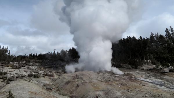 Steamboat entrant en éruption le 16 mars 2018, la phase vapeur suit généralement la phase aqueuse de quelques minutes à dix minutes et peut durer de quelques heures à quelques jours. USGS National Park Service photo par Behnaz Hosseini.