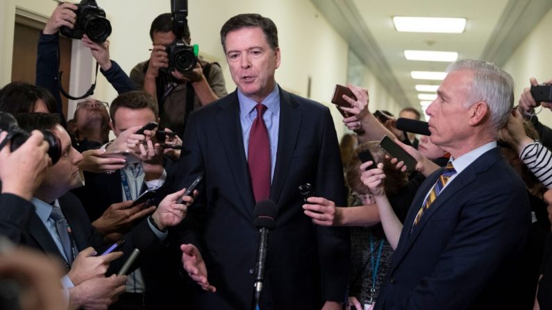 L'ancien directeur du FBI, James Comey (C), s'entretient avec des journalistes à la suite d'une réunion à huis clos du Comité judiciaire de la Chambre des représentants pour entendre son témoignage, au Capitole de Washington, le 7 décembre 2018. (Alex Edelman/AFP/Getty Images)