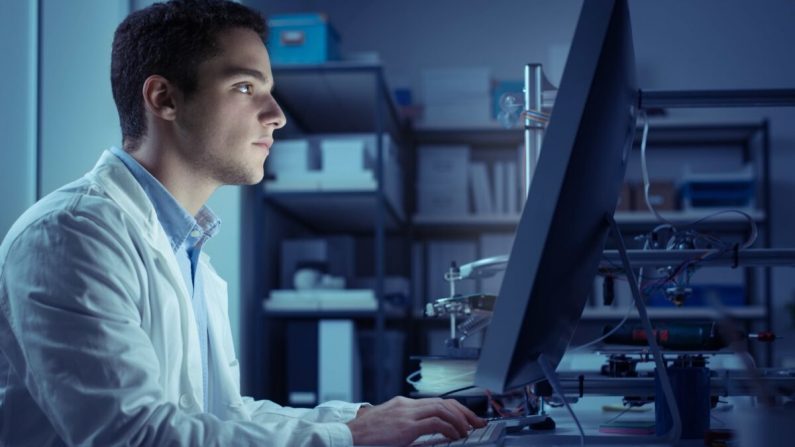 Le temps passé devant l'ordinateur pendant ces longues heures sans clignement des yeux nuit à vos yeux et à votre sommeil. (Stock-Asso/Shutterstock)