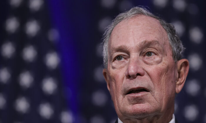 Michael Bloomberg, candidat démocrate à la présidence et ancien maire de New York, parle lors d'une conférence de presse pour discuter de sa campagne présidentielle à Norfolk, en Virginie, le 25 novembre 2019. (Drew Angererer/Getty Images)