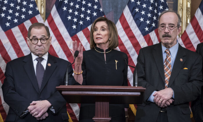 Nancy Pelosi (Démocrate-Californie), présidente de la Chambre des représentants du Congrès des États-Unis, se prononce aux côtés de Jerry Nadler (Démocrate-New York), président de la commission judiciaire de la Chambre et Eliot Engel (Démocrate-New York), président de la commission des affaires étrangères de la Chambre, à la suite du vote de la Chambre basse du Congrès visant la destitution du président américain Donald Trump, à Washington, le 18 décembre 2019. (Sarah Silbiger/Getty Images)