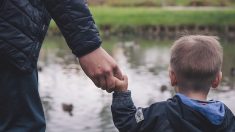 « Je ne veux pas y aller ». Un enfant de 4 ans remis à son père japonais