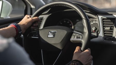 Il pulvérise du désodorisant dans sa voiture, le véhicule explose