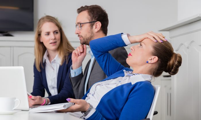 Un ami ou un collègue de travail qui se plaint et critique constamment peut être épuisant - ou une occasion précieuse de découvrir une nouvelle vision face aux nombreuses expériences négatives de la vie. (Zoff/Shutterstock)