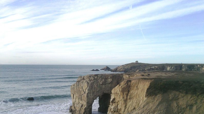 Les falaises de Saint-Pierre-Quiberon (Wikipédia)