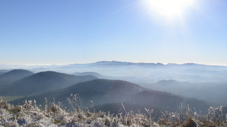 Les volcans d'Auvergne vus du Puy de Dôme en hiver. (Wikipedia/Fabien 1309/CC2.0)