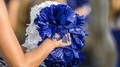 Une pom-pom girl en larmes, son père militaire étant absent, mais un adolescent saute par-dessus la clôture et vient à sa rescousse