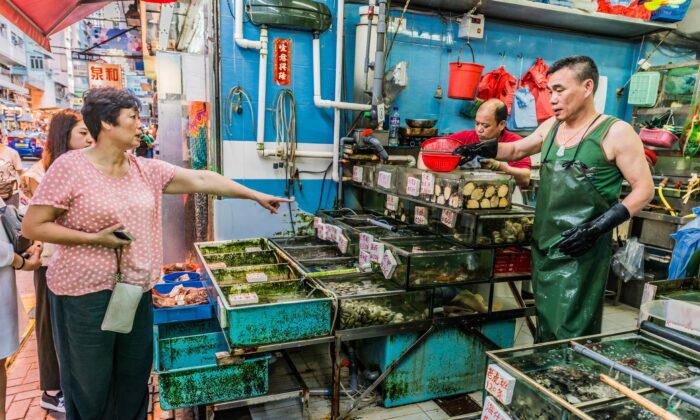 Comme certains des patients travaillaient dans un marché de fruits de mer où des oiseaux, des serpents et des organes de lapins et d'autres gibiers auraient également été vendus, on peut craindre que l'agent pathogène provienne d'animaux, comme c'était le cas pour le SRAS (OSTILL est Franck Camhi).
