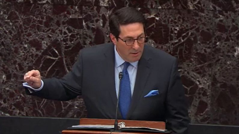 Dans cette capture d'écran tirée d'une émission de la télévision du Sénat, le conseiller juridique du président Donald Trump, Jay Sekulow, s'exprime lors de la procédure de mise en accusation du président Trump au Sénat, au Capitole des États-Unis à Washington, le 28 janvier 2020. (Photo par la télévision du Sénat via Getty Images)