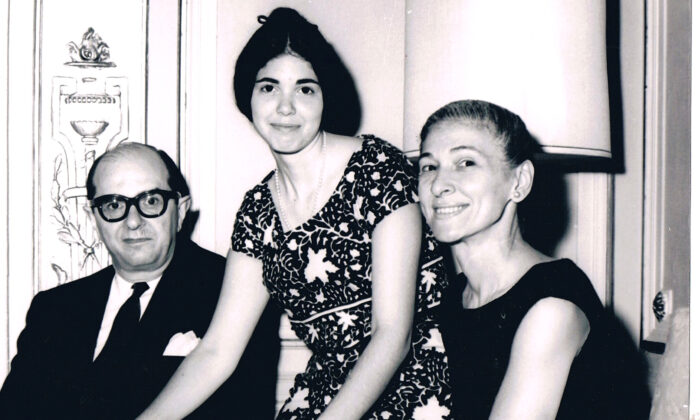 Jane Wolf Frances (au centre) avec ses parents, Jack et Lillian Wolf, en 1963 (Photo publiée avec l'aimable autorisation de Jane Wolf Frances)