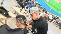 Il est né sans mains, il a suivi son rêve, et aujourd’hui il est le barbier le plus populaire d’un quartier modeste appelé 21-24 Town