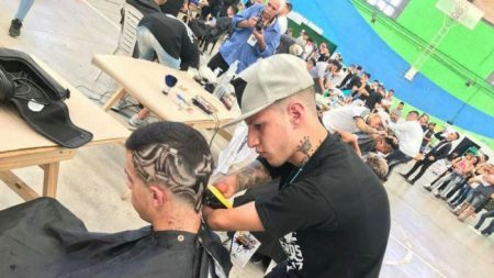 Il est né sans mains, il a suivi son rêve, et aujourd’hui il est le barbier le plus populaire d’un quartier modeste appelé 21-24 Town