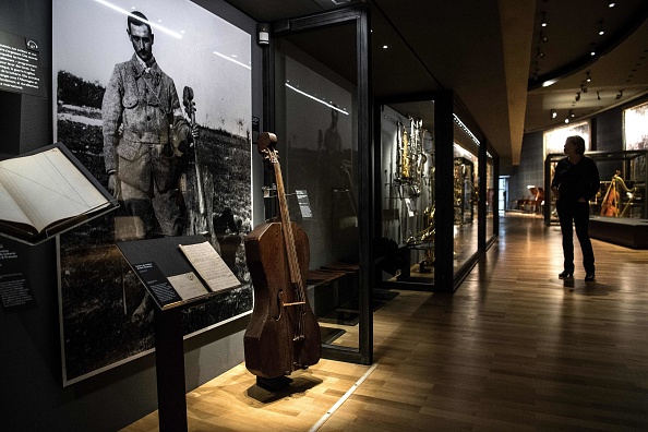 -Le violoncelle, surnommé `` Le Poilu '' construit par des charpentiers pour le musicien et soldat Maurice Marechal est exposé au Musée de la Musique de la Philharmonie à Paris le 7 novembre 2018. Le violoncelle "Le Poilu" aurait été construit avec du bois provenant de caisses de munitions allemandes. Photo par Christophe ARCHAMBAULT / AFP via Getty Images.