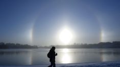 Un skieur photographie un sensationnel halo de glace dans les Alpes suisses