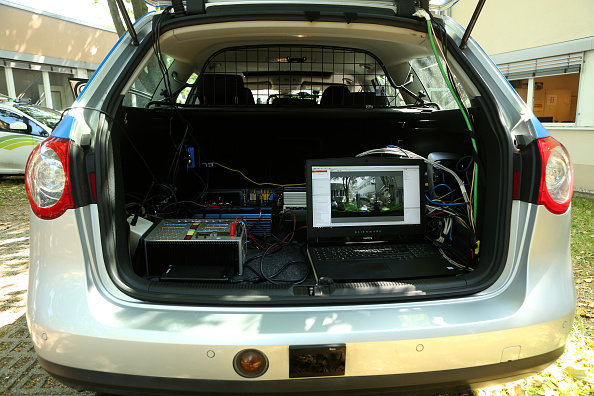 -Illustration- Les ordinateurs et les instruments de navigation sont vus à l'intérieur d'une voiture sans conducteur au Dahlem Center for Machine Learning and Robotiques, intègre l'utilisation de l'intelligence artificielle dans des applications telles que la conduite automatisée le 4juin à Belin . Photo par Adam Berry / Getty Images.