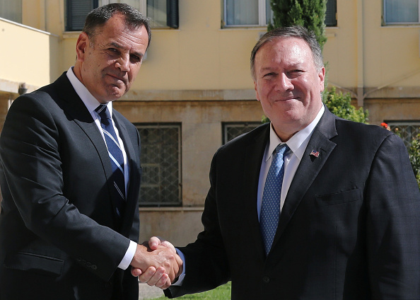 Le secrétaire d'État américain Mike Pompeo (gauche) serre la main du ministre grec de la Défense Nikos Panagiotopoulos avant leur réunion à Athènes, le 5 octobre 2019. (Photo : COSTAS BALTAS/POOL/AFP via Getty Images)