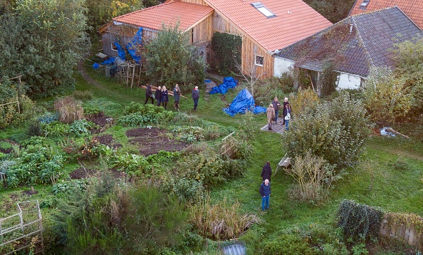 -Les juges néerlandais visitant la ferme de Ruinerwold où une famille aurait été détenue pendant près d'une décennie, les procureurs néerlandais ayant confirmé aujourd'hui la prolongation de trois mois de la détention des deux suspects dans l'affaire. Photo de WILBERT BIJZITTER / ANP / AFP via Getty Images.