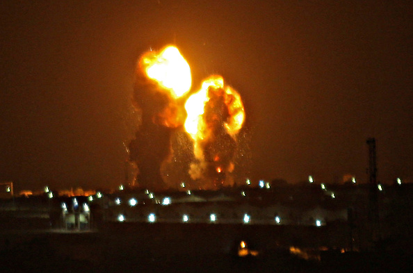 -Illustration- Deux boules de feu sont vues à la suite d'une frappe aérienne à Khan Yunis dans le sud de la bande de Gaza. Photo par ABED RAHIM KHATIB / AFP via Getty Images.