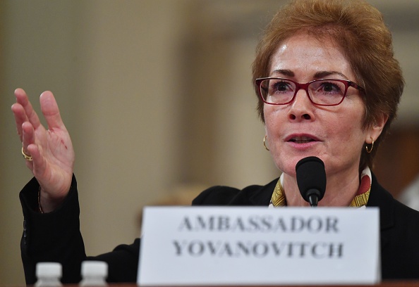 -L'ancienne ambassadrice des États-Unis en Ukraine, Marie Yovanovitch, témoigne devant le comité permanent des renseignements de la Chambre dans le cadre de l'enquête sur la destitution du président américain Donald Trump, à Capitol Hill, le 15 novembre 2019 à Washington DC. Photo de NICHOLAS KAMM / AFP via Getty Images.