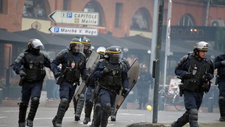 Enquête judiciaire sur un policier filmé en train de faire un croche-pied à une manifestante