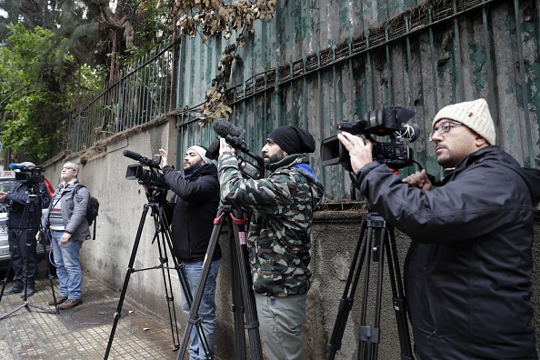 -Des membres de la presse attendent devant une maison identifiée par des documents judiciaires comme appartenant à l'ancien chef de Nissan Carlos Ghosn dans un quartier riche de la capitale libanaise, Beyrouth, le 31 décembre 2019. Ghosn a déclaré aujourd'hui qu'il s'était enfui au Liban pour échapper à l'injustice du Japon, où il était sous caution en attendant son procès pour inconduite financière. Photo par ANWAR AMRO / AFP via Getty Images.