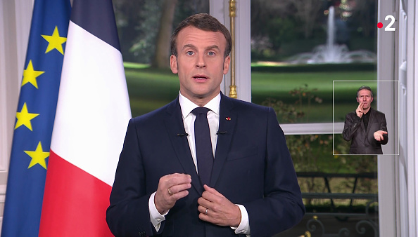 Emmanuel Macron présente ses vœux du Nouvel An lors d'un discours télévisé à la nation depuis le Palais de l'Élysée à Paris. (Photo : -/FRANCE 2/AFP via Getty Images)