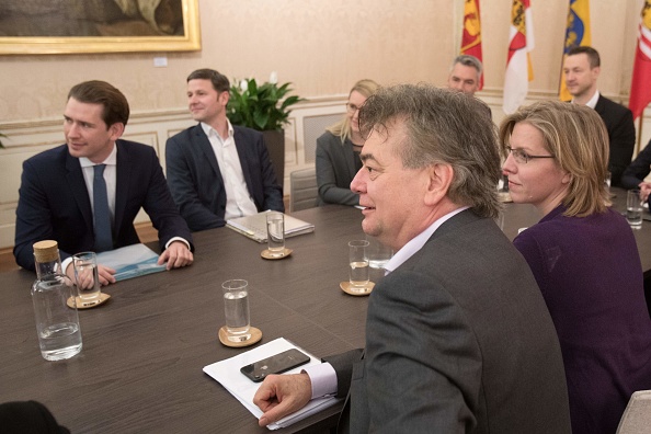 -Le chef du Parti vert Werner Kogler et le chef du Parti populaire autrichien Sebastian Kurz posent lors du dernier cycle de pourparlers de coalition le 01 janvier 2020 à Vienne. Photo par ALEX HALADA / AFP via Getty Images.