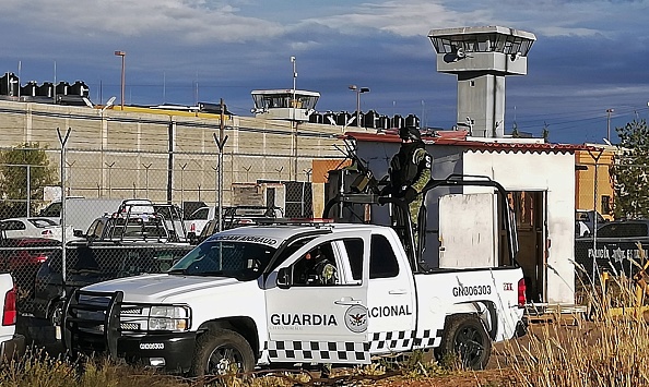 Des membres de la Garde nationale restent à l'extérieur du Centre régional de réinsertion sociale après une émeute à Zacatecas, au Mexique, le 31 décembre 2019. Une émeute de la prison a fait 16 morts et cinq blessés dans l'État central mexicain de Zacetecas la veille du nouvel an, ont annoncé mercredi les autorités locales.(Photo : MICHAELL REYES/AFP via Getty Images)