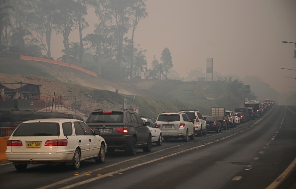 Des voitures font la queue pour quitter la ville de Batemans Bay en Nouvelle-Galles du Sud pour se diriger vers le nord le 2 janvier 2020. Une opération majeure visant à déplacer des personnes bloquées dans des villes balnéaires ravagées par le feu était en cours en Australie le 2 janvier après que des feux de brousse mortels se soient abattus sur les sites touristiques populaires et les zones rurales faisant au moins huit morts. (Photo : PETER PARKS/AFP via Getty Images)