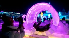 En Chine, un festival de glace féérique avec palais et mariées