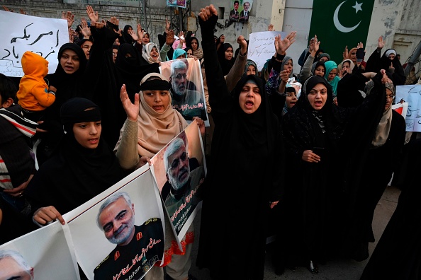 Des manifestants crient des slogans contre les États-Unis lors d'une manifestation qui a suivi un raid aérien américain qui a tué le commandant iranien Qasem Soleimani en Irak, à Lahore, le 3 janvier 2020. (Photo : ARIF ALI/AFP via Getty Images)