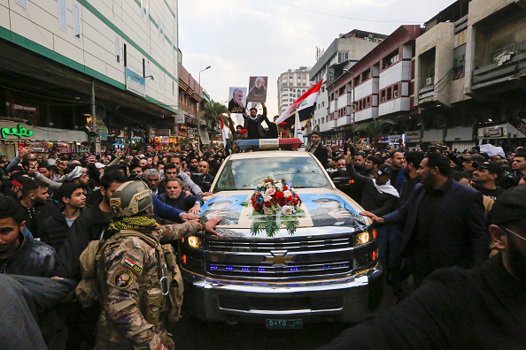 -Des Irakiens pleurent un cercueil lors des funérailles du chef paramilitaire irakien Abu Mahdi al-Muhandis et du commandant militaire iranien Qasem Soleimani, et de huit autres, à Kadhimiya, un quartier de pèlerinage chiite de Bagdad, le 4 janvier 2020. Photo by SABAH ARAR/AFP via Getty Images.