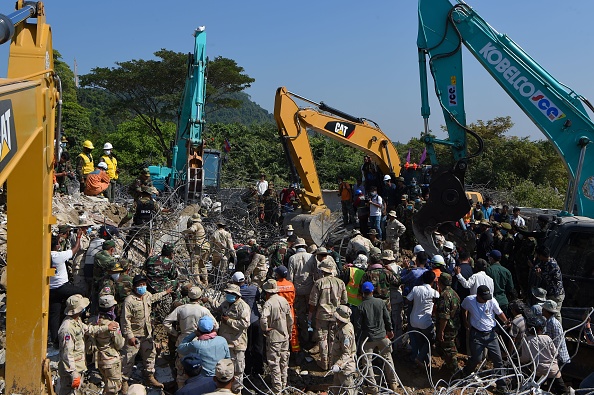 Le personnel de secours travaille sur le site où un bâtiment en construction s'est effondré le 3 janvier, dans la province côtière du sud du Cambodge, Kep, le 5 janvier 2020. (Photo : TANG CHHIN SOTHY/AFP via Getty Images)