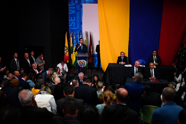 -Le chef de l'opposition vénézuélienne et président par intérim autoproclamé Juan Guaido prononce un discours après avoir été réélu président du parlement du Venezuela lors d'une session parlementaire avec des parlementaires alliés dans les bureaux du journal El Nacional à Caracas, le 5 janvier 2020 après avoir été empêché d'entrer à l'Assemblée nationale. Photo de YURI CORTEZ / AFP via Getty Images.