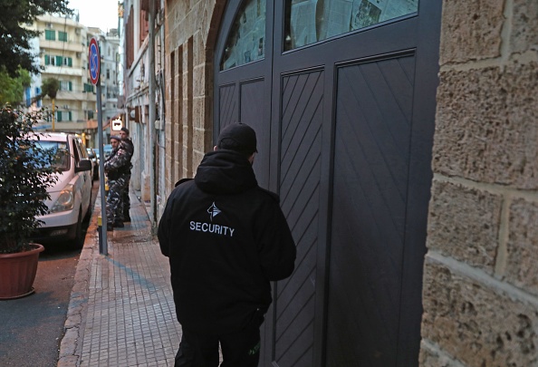 Un garde de sécurité privé se tient devant le parking souterrain d'une maison qui appartiendrait à l'ancien chef de Nissan, Carlos Ghosn, dans un quartier riche de la capitale libanaise, Beyrouth, le 6 janvier 2020. L'ancien patron de Nissan, Carlos Ghosn, donnera une conférence de presse très attendue au Liban le 8 janvier, a déclaré son porte-parole, clarifiant sa fuite en provenance du Japon. (Photo : ANWAR AMRO/AFP via Getty Images)