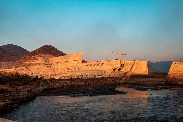 -Une vue générale du barrage du Grand Ethiopian Renaissance en Éthiopie, le 26 décembre 2019. Le Grand Ethiopian Renaissance Dam, un colosse en béton de 145 mètres de haut sur 1,8 kilomètre, devrait devenir la plus grande centrale hydroélectrique d'Afrique. Photo par EDUARDO SOTERAS / AFP via Getty Images.