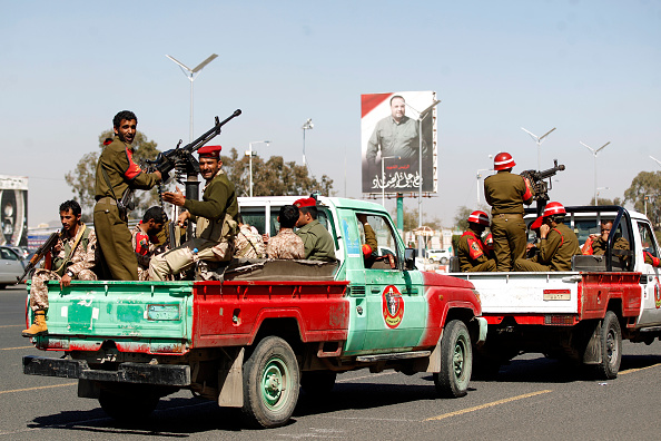 -Des membres de la police militaire des rebelles Houthis soutenus par l'Iran yéménite défilent dans les rues de la capitale Sanaa le 8 janvier 2020 pendant la "semaine des martyrs". Photo de MOHAMMED HUWAIS / AFP via Getty Images.