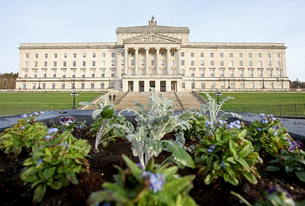 -Les édifices du Parlement, siège de l'Assemblée d'Irlande du Nord, sont représentés sur le Stormont Estate à Belfast le 10 janvier 2020. Le document jette le gant aux partis de la région avant la date limite de lundi, qui verra la tenue d'élections si aucun accord n'est conclu. Photo par PAUL FAITH / AFP via Getty Images.